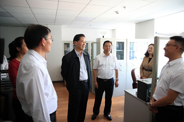 省委书记陈豪到省社科院调研3-600.jpg