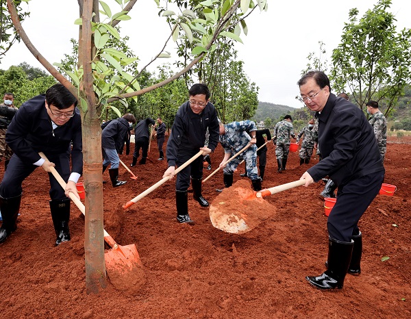 省党政军领导参加义务植树活动1-600.jpg