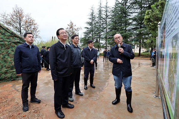 省党政军领导参加义务植树活动2-600.jpg