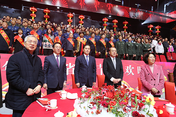 看表演 600.jpg 看表演 600.jpg