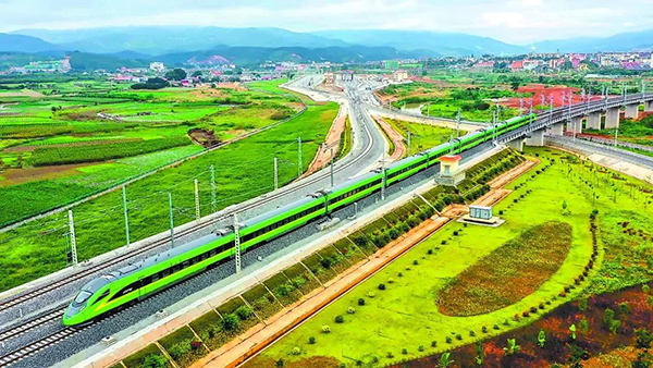 600 复兴号飞驰在中老铁路上.jpg