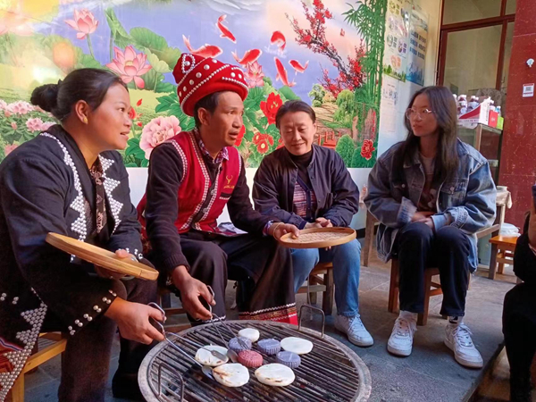 游客在李发顺家(李建国 摄)(28529159)-20240115120638.jpg