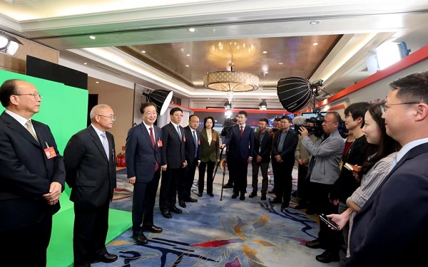 王宁王予波石玉钢看望采访报道全国两会的新闻工作者-600.jpg