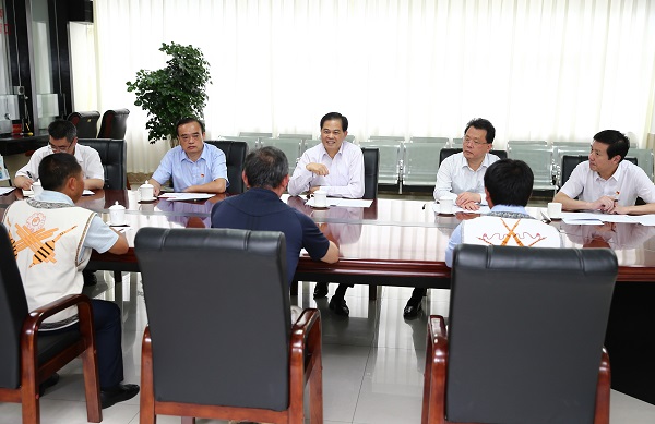 陈豪书记到省信访局接访群众并调研1.JPG