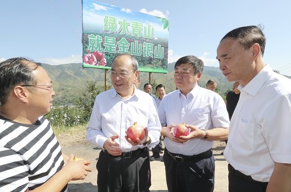 阮成发省长在会泽县调研1.jpg